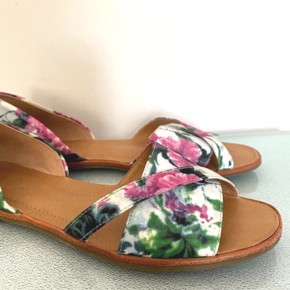 Franco Sarto women’s floral sandals. - Picture 3 of 7